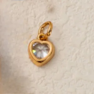 Élégant pendentif cœur en acier inoxydable doré avec un cristal clair étincelant