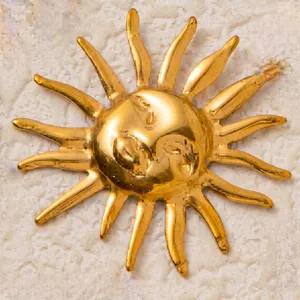 Vista dettagliata di un ciondolo a forma di sole in acciaio inossidabile dorato per gioielli DIY