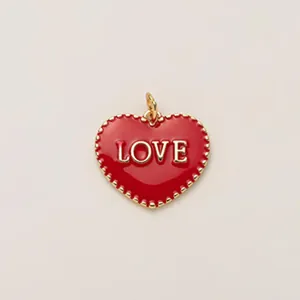 Vue détaillée d'un pendentif cœur en émail rouge avec texte LOVE doré et bordure