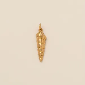 Nahaufnahme eines goldenen Edelstahl-Conch-Muschelanhängers mit Spiralstruktur.