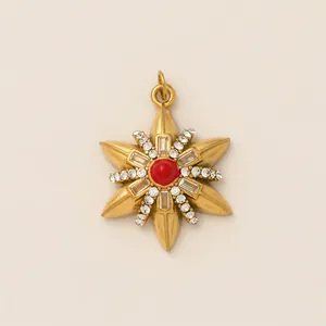 Pendente a stella a sei punte dorato vintage con pietra centrale rossa e accenti di cristallo
