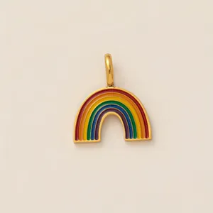 Dettaglio di un ciondolo arcobaleno in smalto colorato con cornice in acciaio dorato