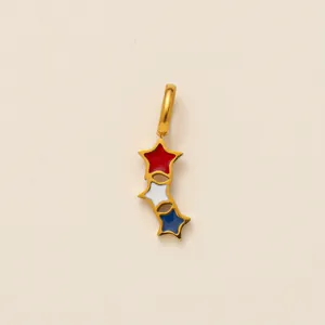 Dettaglio di ciondolo in acciaio inox con tre stelle smaltate rosse, bianche e blu