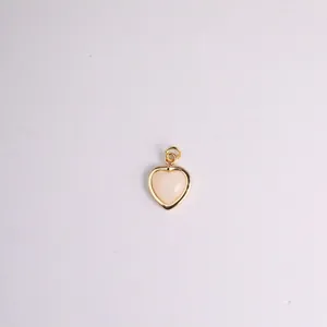 Vue détaillée d'un pendentif en forme de cœur minimaliste avec bordure en acier doré
