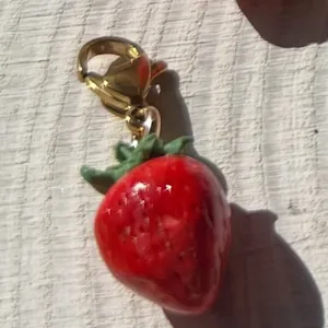 Colgante de fresa realista con cierre de langosta dorado para joyería de bricolaje creativa