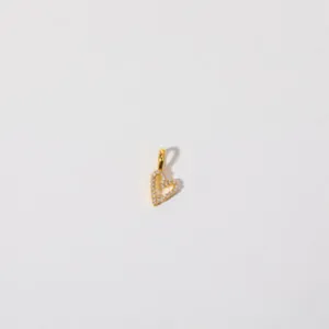 Vue détaillée d'un pendentif en forme de cœur doré avec des pierres en zircone cubique pavées.