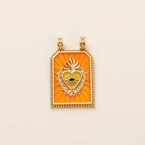 Vue détaillée d'un pendentif tarot cœur sacré en émail orange en acier inoxydable.