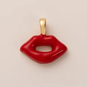Gros plan détaillé d'un pendentif en forme de lèvres rouges avec fermoir doré.