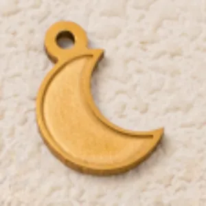 Primo piano di un ciondolo a forma di luna in acciaio inossidabile dorato per gioielli DIY