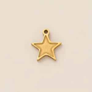 Dettaglio macro di un ciondolo a stella minimalista in acciaio inox dorato per gioielli fai-da-te.