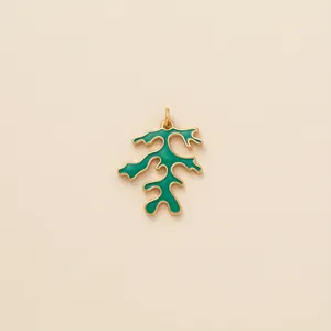 Detailansicht eines vergoldeten Edelstahl-Korallenanhängers mit grüner Emaillierung