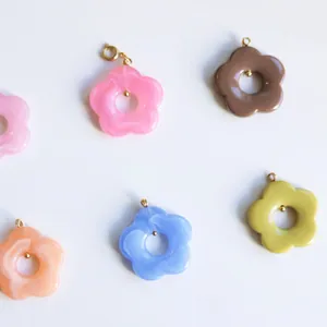 Detailansicht bunter hohler Blumenanhänger für DIY-Schmuck mit goldfarbenen Ösen