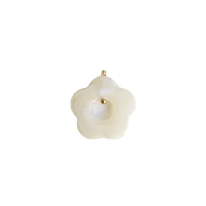 Eleganter marmorierter weißer Blumenanhänger mit goldener Perle für DIY-Halsketten-Schmuck