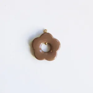Nahaufnahme eines braunen hohlen blumenförmigen Anhängers für DIY-Halsketten.