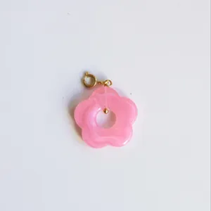 Detailansicht eines rosa hohlen Blumenanhängers mit Goldverschluss für DIY-Schmuck