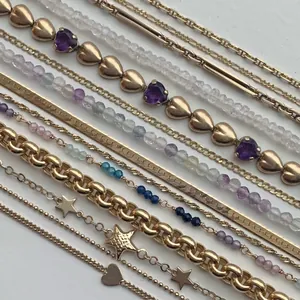 Elegante collezione di bracciali in acciaio inossidabile dorato con cuori e stelle
