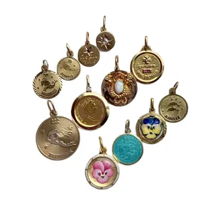 Collezione di ciondoli vintage in acciaio inossidabile dorato zodiaco e fiori