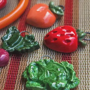 Detailansicht farbenfroher Obst- und Gemüseanhänger aus Tropföl für Schmuck