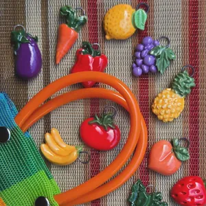 Detailansicht bunter Obst- und Gemüseschmuckanhänger mit vielen verschiedenen Motiven
