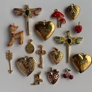 Collana con Pendente a Forma di Libelle Cuore Medaglione Fungo Fragola in Acciaio Inossidabile Smaltato Vintage per Donna Gioielli con Pendenti Animali Frutta Strass