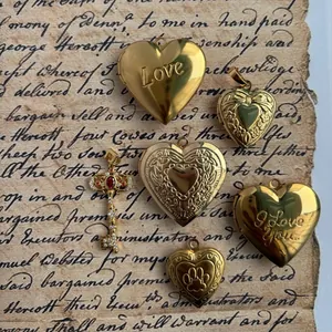Dettaglio di vari ciondoli a forma di cuore e chiave in stile vintage in acciaio.