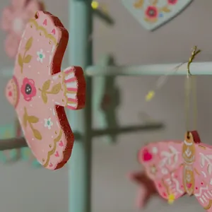 Pendentifs en acier inoxydable peints à la main oiseau et papillon roses sur présentoir