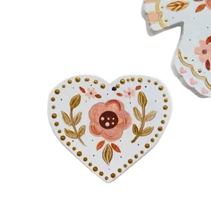 Pendentif cœur minimaliste en acier inoxydable blanc avec fleur peinte et détails dorés