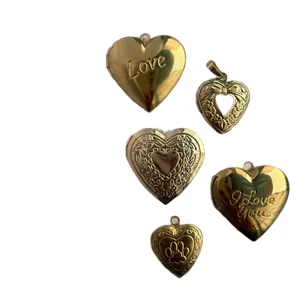 Ciondoli a medaglione a forma di cuore in acciaio inossidabile dorato con incisioni d'amore