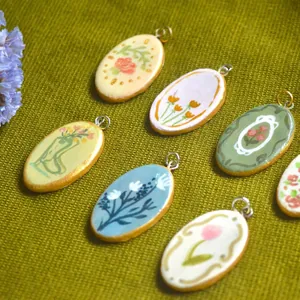 Sammlung ovaler floraler Emaille-Anhänger mit bunter Handmalerei im Dopamin-Stil