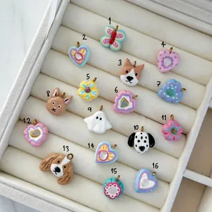 Colección de 16 colgantes de esmalte de colores con corazones, flores y animales lindos