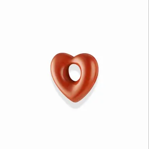Gedetailleerd overzicht van een gepolijste rode hart hanger met gat voor DIY sieraden maken.