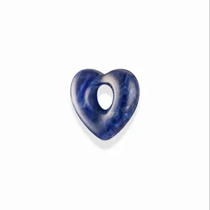 Close-up van een hartvormige blauwe sodaliet hanger met centraal gat voor DIY-halskettingen