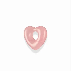 Detailopname van een roze hartvormige hanger met gat voor DIY-ketting sieraden