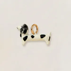 Colgante de perro salchicha en esmalte blanco y negro con aro dorado para joyas