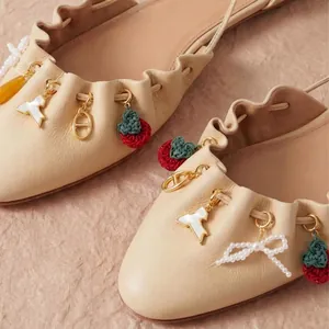 Primo piano dettagliato di ciondoli per scarpe fai-da-te con fiocco di perle