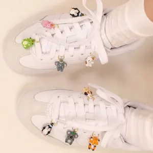 Vista macro di vari ciondoli per scarpe a forma di animali su scarpe da ginnastica.
