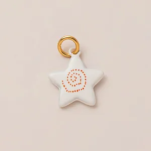Charme d'étoile blanche minimaliste avec motif spirale rouge et anneau de saut doré