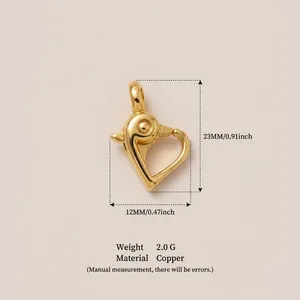 Vista dettagliata del ciondolo a cuore volpe dorata con dimensioni 23mm x 12mm e 2,0g