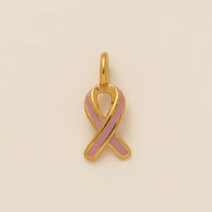 Nahaufnahme des goldplattierten Anhängers mit rosa Schleife und Emaille-Finish.