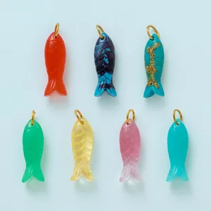 Set di sette ciondoli per scarpe a forma di pesce colorato con squame e anelli dorati