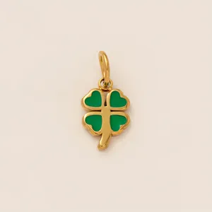Nahaufnahme eines goldenen Kleeblatt-Anhängers mit grünem Emaille für DIY-Schmuck