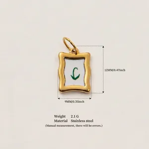 Vue détaillée du pendentif rectangulaire en acier inoxydable plaqué or 18K avec dimensions