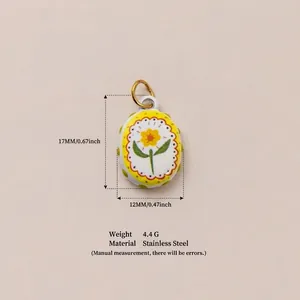 Vue détaillée du pendentif fleur en émail montrant les dimensions 17mm x 12mm et 4,4g.