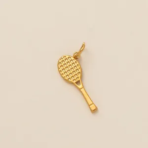 Detailansicht eines vergoldeten Tennis Schläger Anhängers aus Edelstahl für DIY Schmuck