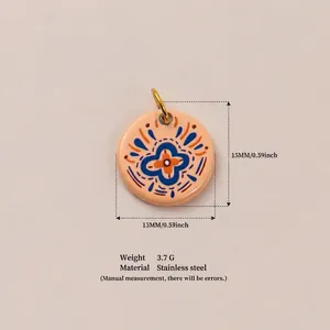 Vue détaillée du pendentif rond en émail et acier inoxydable avec ses dimensions