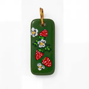 Pendente rettangolare verde con smalto fragola e fiori su base in acciaio inossidabile.