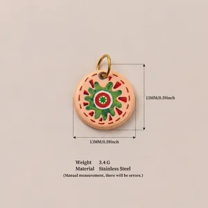 Vue détaillée d'un pendentif rond en émail montrant la taille de 15mm
