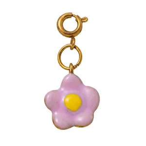Elegante ciondolo a fiore in smalto rosa in acciaio inossidabile placcato oro 18 carati