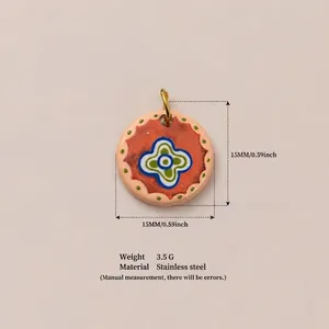 Détail d'un pendentif circulaire en acier inoxydable de 15 mm avec motif émail