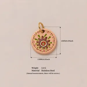 Vue détaillée des dimensions d'un pendentif fleur de soleil en acier inoxydable doré 18K